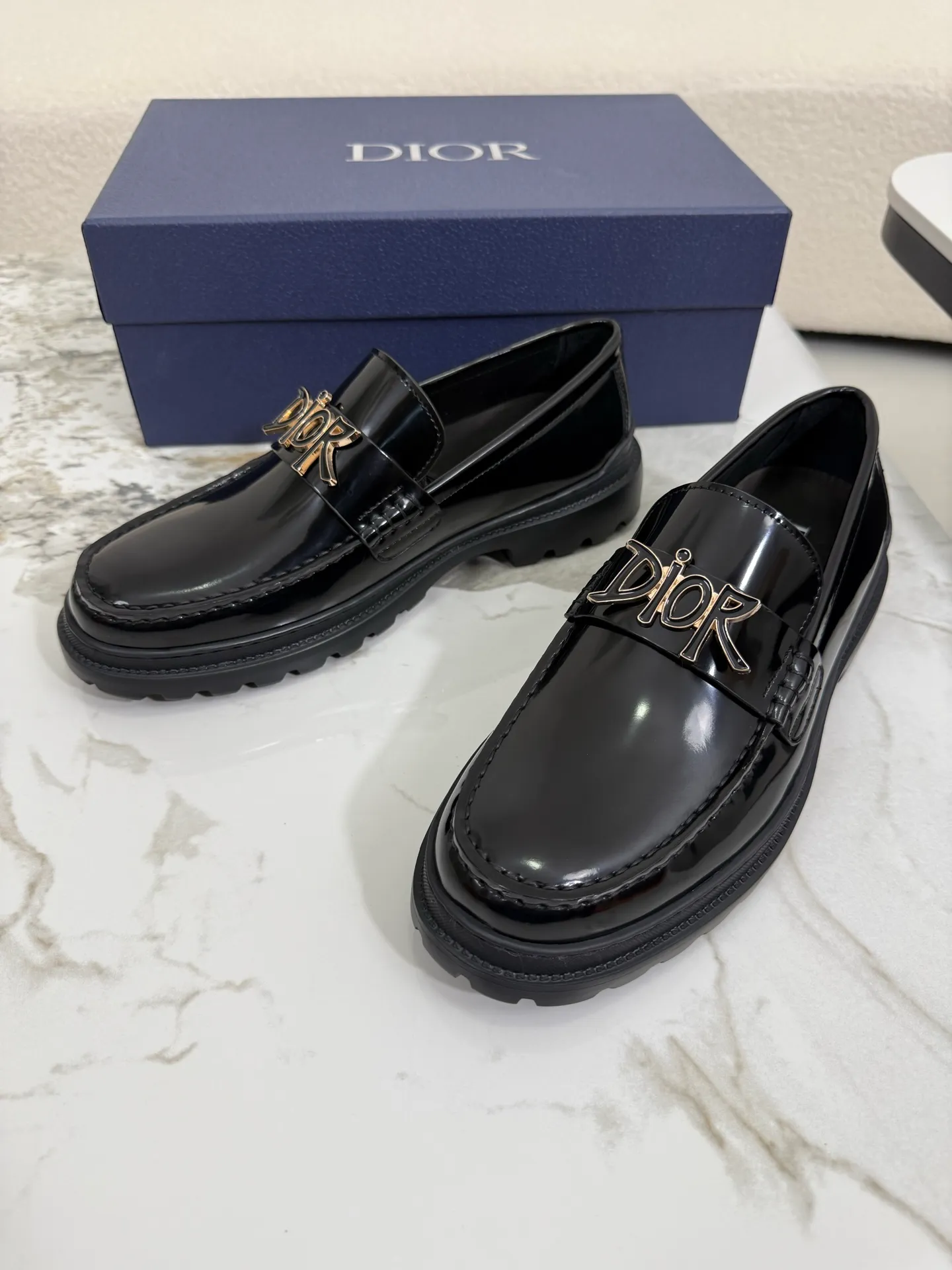 [ DIOR ] Top P: 820💰 ▪️Size: 39-44 (customized for 38.45) Top male leather shoes DIOR Dior combines high-quality materials and exquisite details. The imported cowhide leather upper is embellished with Gancio buckles, showing a luxurious style. Imported cattle. TP sole is light and flexible in texture